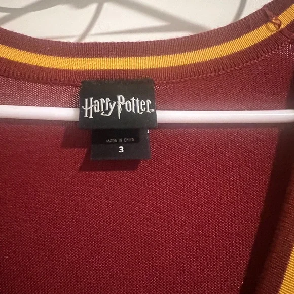 NWOT Torrid Maroon and Gold Grydfindor Harry Potter Sweater - Picture 2 of 3